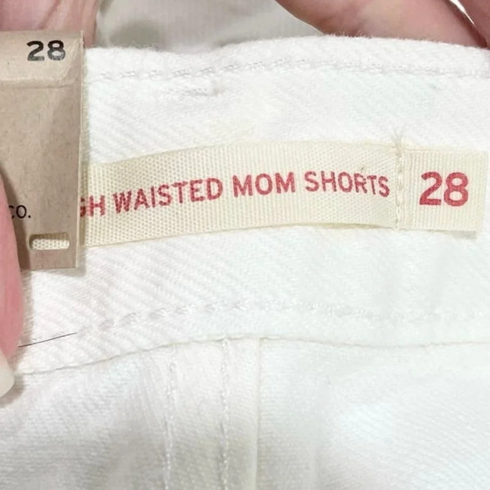 Levi’s High Waisted Mom Shorts In White 28 NWT - Picture 9 of 10